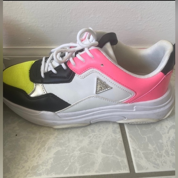 GUESS SHOES SIZE 9 - Picture 3 of 4